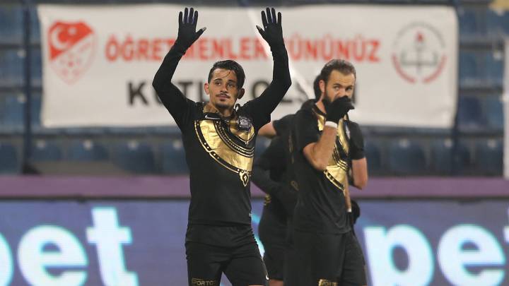 Serdar Gürler durante un partido con el Osmanlispor.