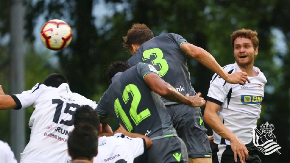 Diego Llorente remata en el gol de la Real Sociedad ante el Real Unión de Irún.