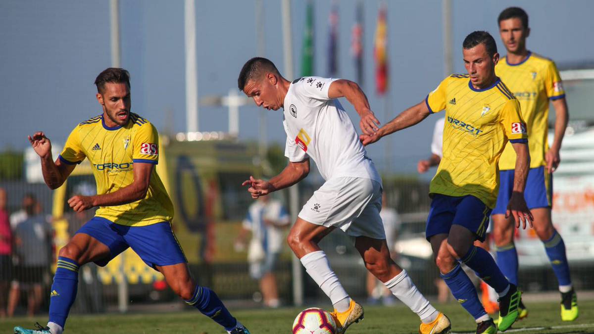 El Cádiz logra su cuarta victoria del verano ante un difícil Hércules