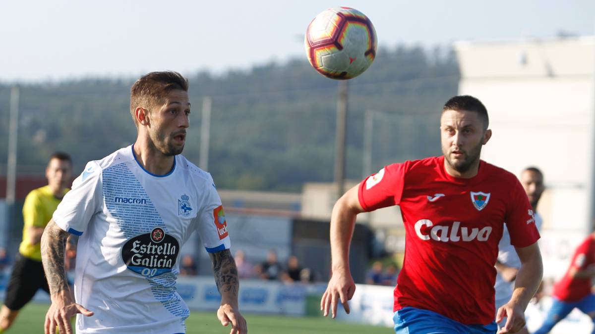 Fede Cartabia pelea por un balón en el Deportivo - Bergantiños