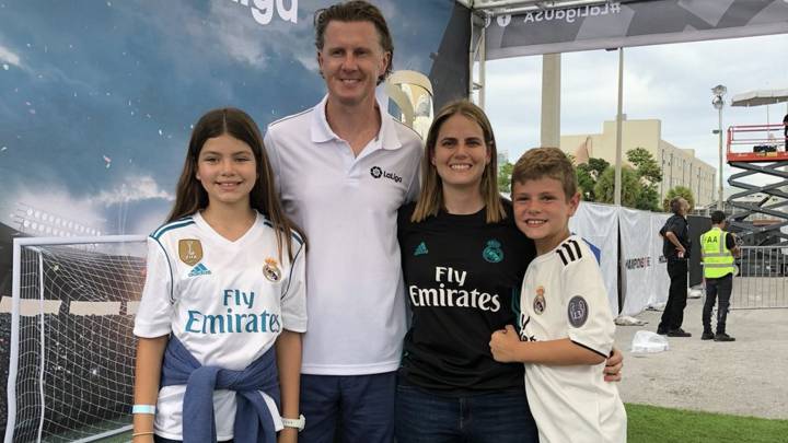 McManaman con una familia en Estados Unidos