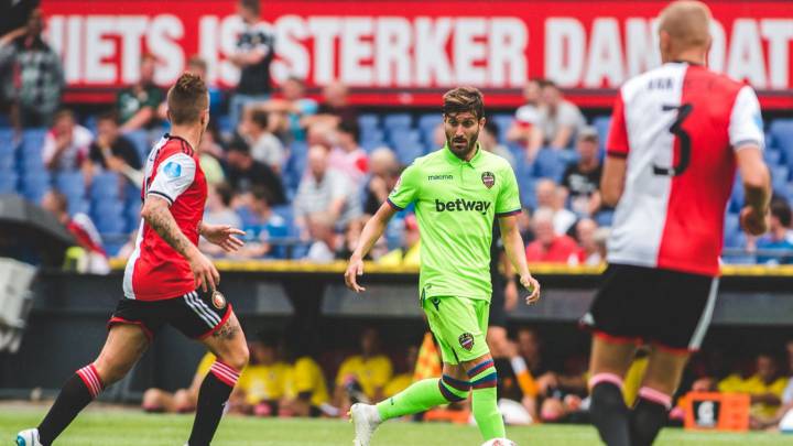 Van Persie desarbola a un Levante que despertó al final
