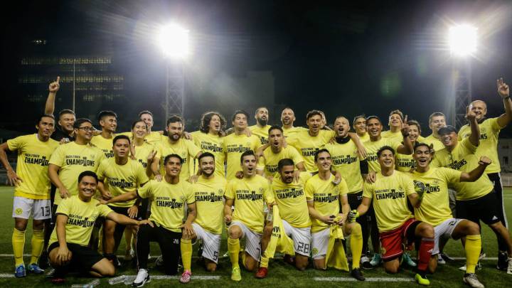 El Ceres-Negros celebra el título de liga.