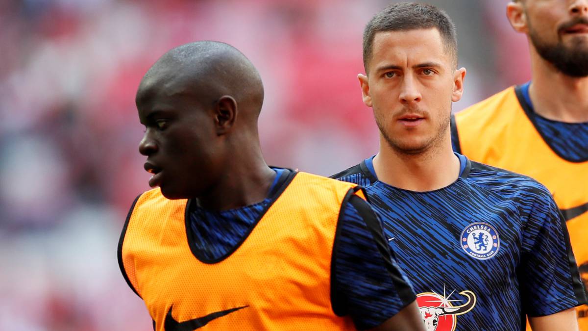 Kante y Hazard calientan antes de un partido ante el Southampton