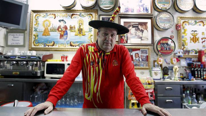 Manuel Cáceres, Manolo el del Bombo, en su bar.