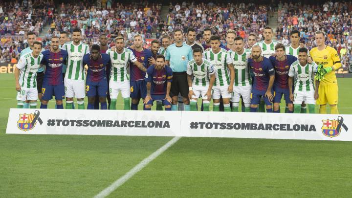 Los jugadores de Betis y Barcelona en una foto conjunta de homenaje a las víctimas de los atentados de Barcelona y Cambrils.