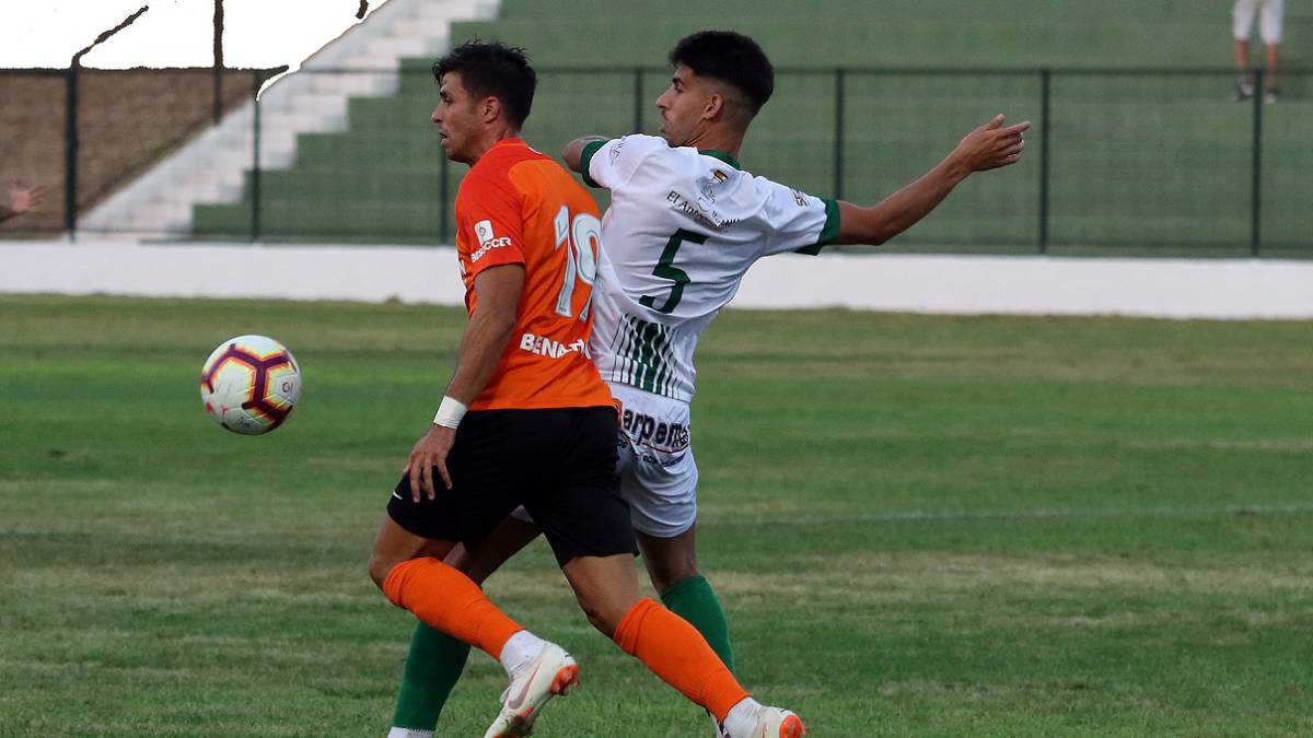 El Málaga se pasea en Antequera con dos goles de Héctor Hernández