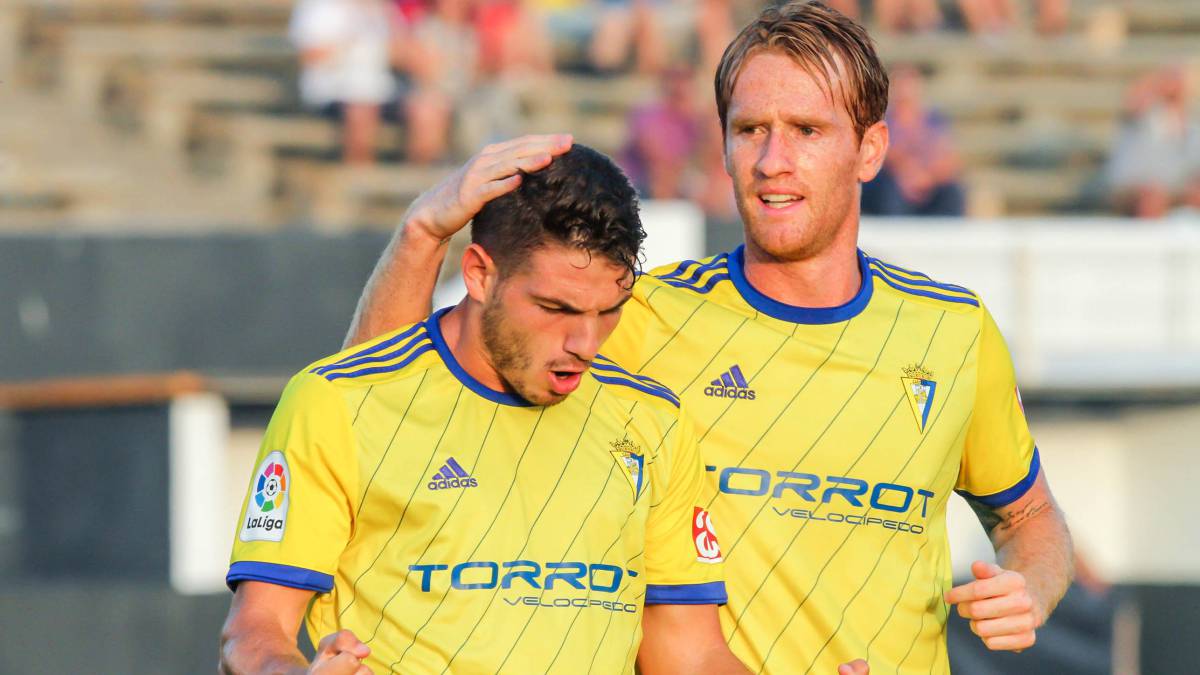 Los canteranos Vallejo y Toro dan al Cádiz el Trofeo de La Línea.