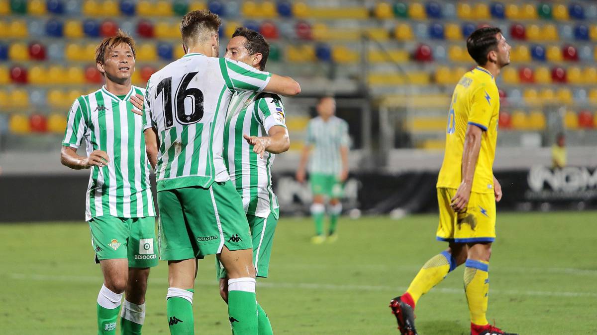 El Betis celebra un gol ante el Frosinone.