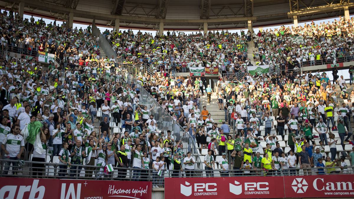 La afición del Elche durante un partido.