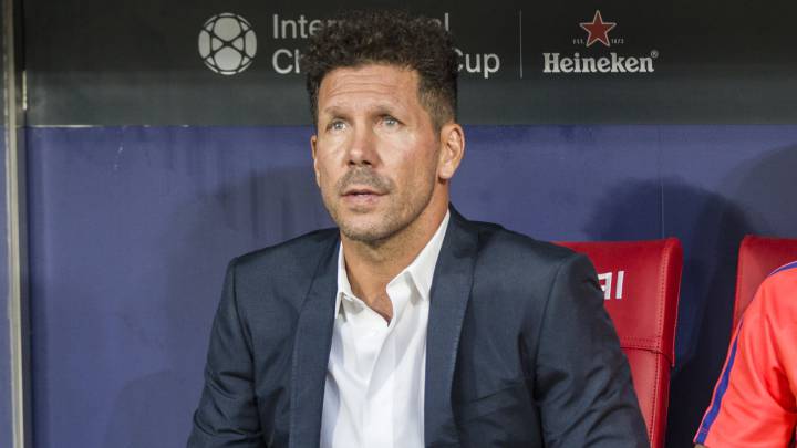 Simeone en el banquillo del Atlético.