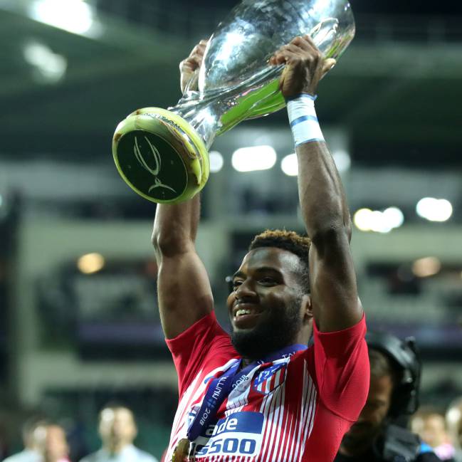 Thomas Lemar levanta la Supercopa de Europa, su primer título como jugador del Atlético de Madrid.