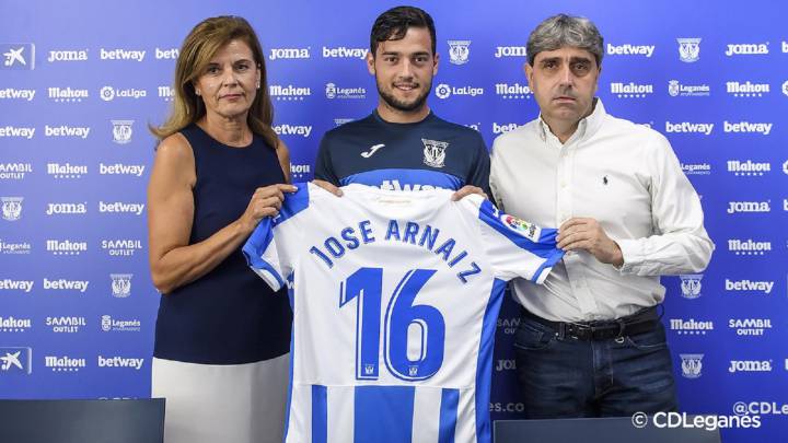 María Victoria Pavón y Txema Indias posan junto a José Arnáiz, que muestra su nueva camiseta.