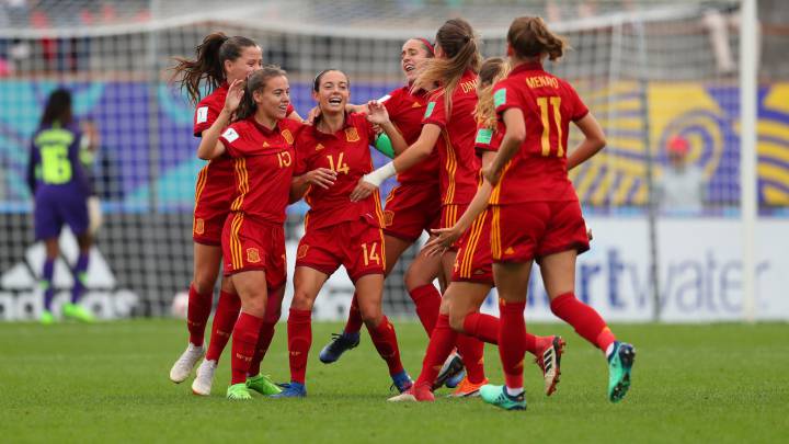 Las jugadoras de España celebran el gol de Aitana.