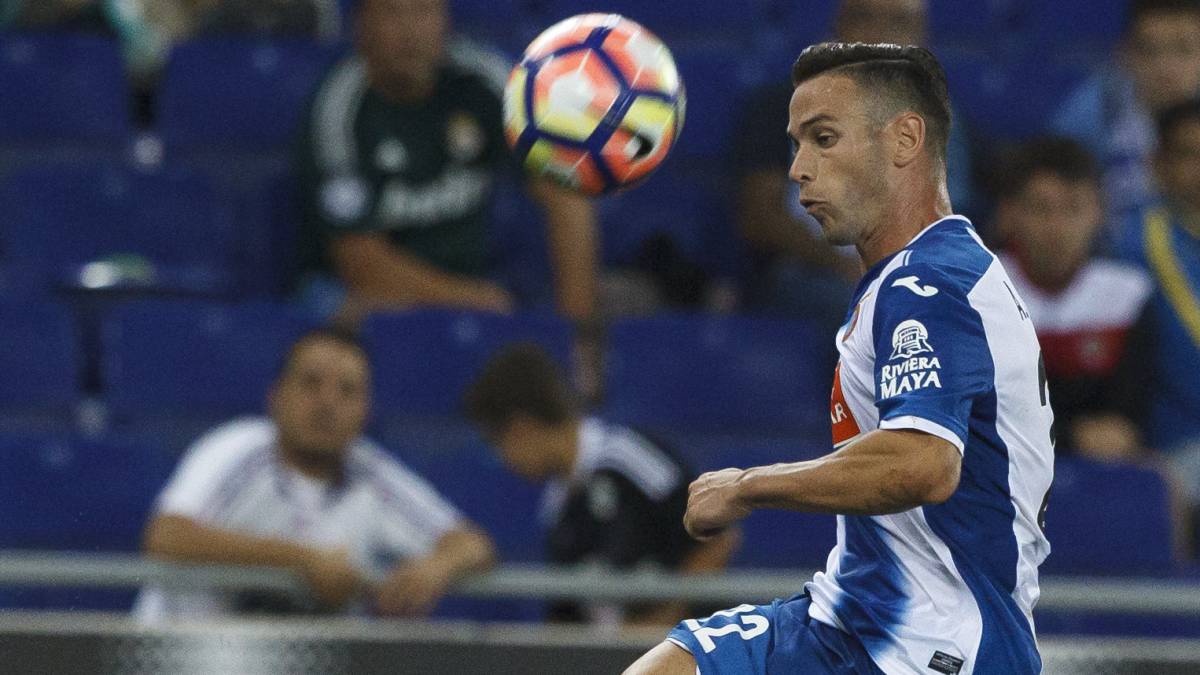 Álvaro Vázquez en un partido con el Espanyol