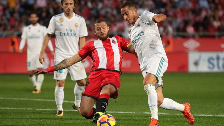 David Timor pugna con un balón con Lucas Vázquez en el enfrentamiento de l año pasado en Montilivi.
