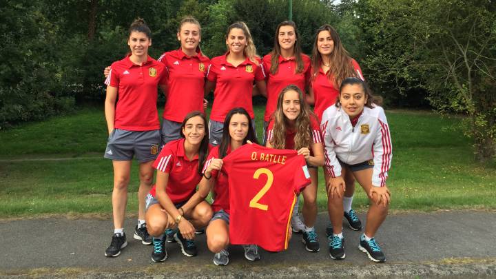Por orden: Lucía García, Carmen Menayo, Noe Ramos, Patri Guijarro y Andrea Sierra (arriba). Lucía Rodríguez, Aitana Bonmatí, Maite Oroz y Paula Fernández posan para As con la camiseta de la lesionada Ona Batlle.