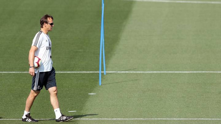 El técnico del Real Madrid, Julen Lopetegui, durante el entrenamiento del equipo hoy en Valdebebas