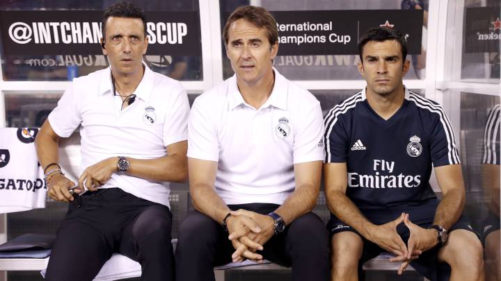 Lopetegui, rodeado de Pablo Sanz (izquierda), el ayudante que se comunica con Antolín Gonzalo, y Óscar Caro (derecha).