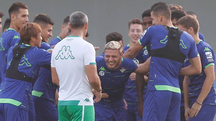 El Betis recupera para el derbi a Joaquín Sánchez, que ha superado unos problemas musculares. William Carvalho no se entrenó con el grupo por un golpe.