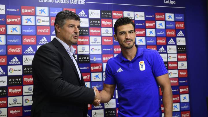 Alanis en su presentación con el Oviedo.