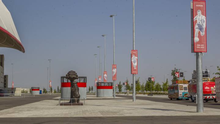 Las banderas lo rodean, sujetos a las farolas