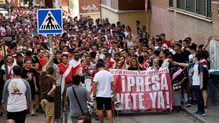 La afición del Rayo Vallecano se manifiesta en las calles del barrio madrileño.