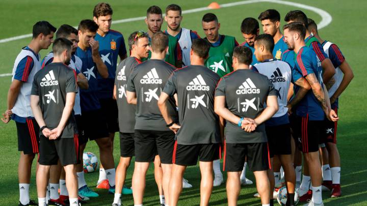 Luis Enrique dirige su primera sesión con 12 subalternos.