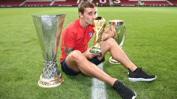 Griezmann con los trofeos ganados esta pasada temporada.