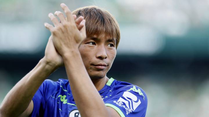 El jugador japonés del Betis Takashi Inui donó un millón de yenes, 7.800 euros, con los que serán sustituidas varias porterías en Omihachiman, Shiga.