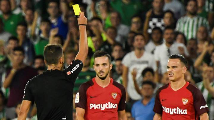 El Sevilla reclamará la segunda tarjeta de Roque Mesa ante el Betis al Comité de Competición. Creen que la jugada con Pau López no debió tener ese desenlace