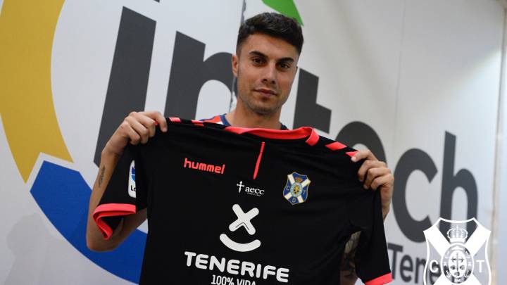 José Naranjo posa con la camiseta del CD Tenerife ante un medio gráfico.