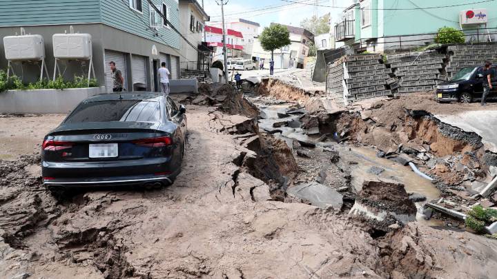 Un coche queda atrapado en una carretera destrozada por el terremoto de 6,7 grados en la escala Richter que sacudió la isla japonesa de Hokkaido.