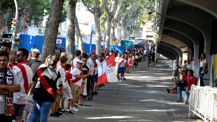 La afición rayista espera ver pronto a su equipo en Vallecas.