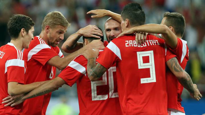 JUgadores de Rusia celebran un gol