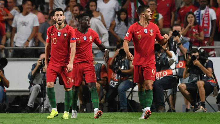 Los jugadores de Portugal celebran un gol