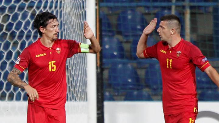 El atlético Savic celebra su gol en el Montenegro-Lituania.