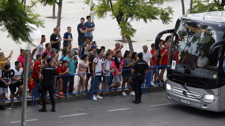 La Selección se entrenó en la tarde de ayer en el Rico Pérez a puerta cerrada. Cerca de un centenar de seguidores esperó al equipo nacional en la puerta.