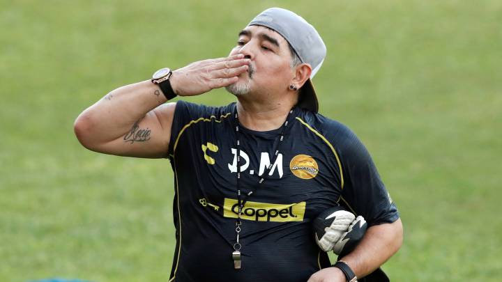 Maradona regresa a México tras tramitar el permiso de trabajo