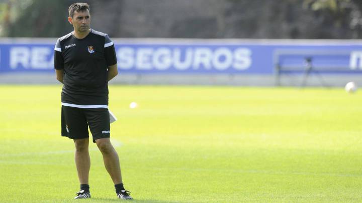 Jokin Aperribay arropa en Zubieta a Asier Garitano.