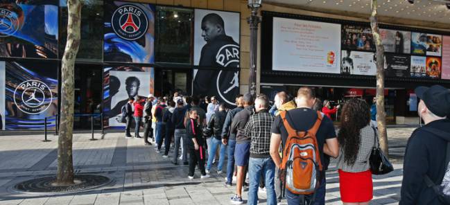 La fila en la megastore del PSG para comprar las nuevas camisetas Jordan.