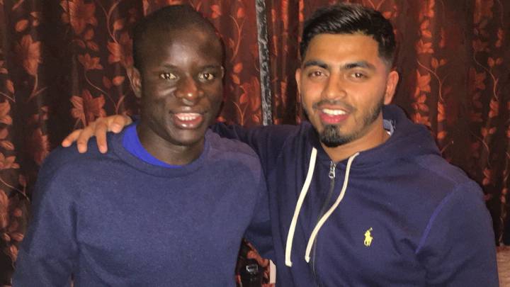 El centrocampista francés del Chelsea, N'Golo Kanté con uno de los fans que le acogió.