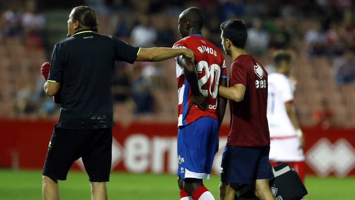 Adrián Ramos se retira lesionado durante el partido ante el Rayo Majadahonda.