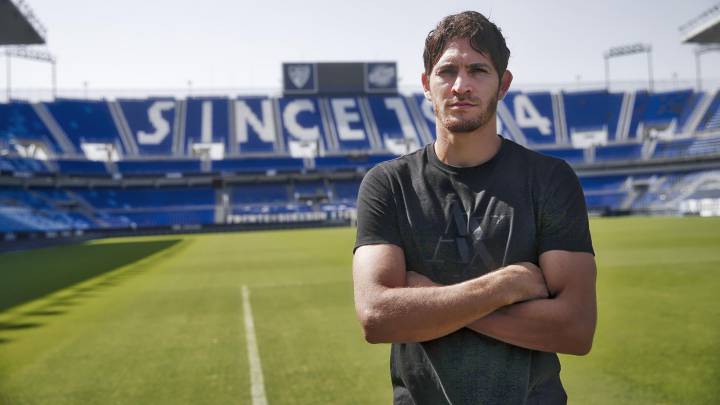 Blanco Leschuk, delantero del Málaga, posa para As en La Rosaleda.
