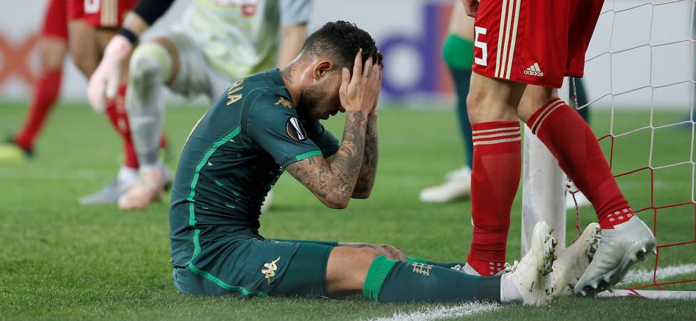 Sanabria se lamenta de una ocasión fallada en el partido entre Betis y Olympiacos.