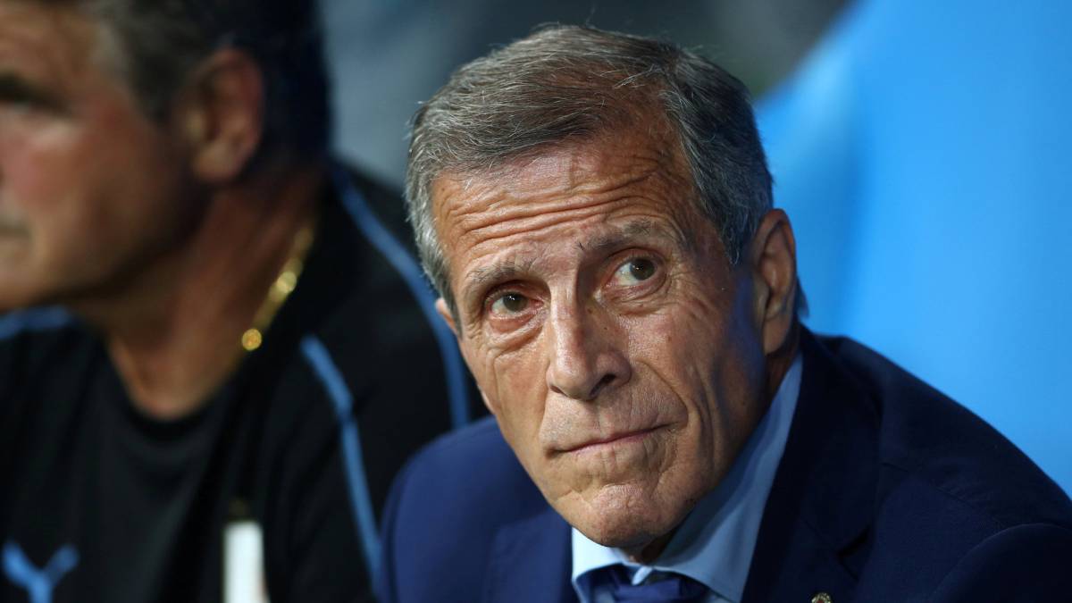 Tabárez durante un partido con Uruguay.