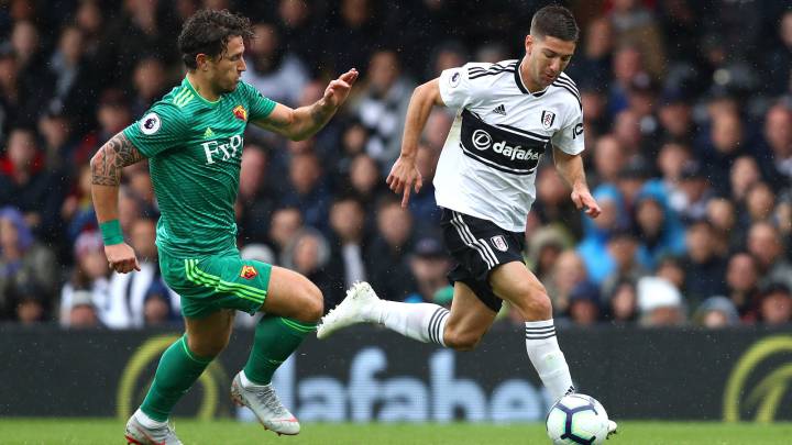 Vietto, cedido por el Atlético, conduce un balón en el Fulham-Watford.