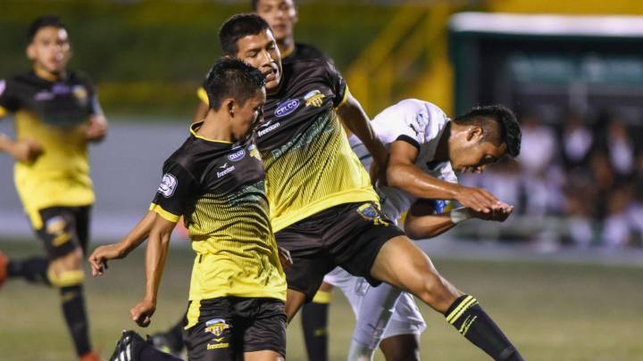 Los futbolistas de Guatemala levantan por fin el paro
