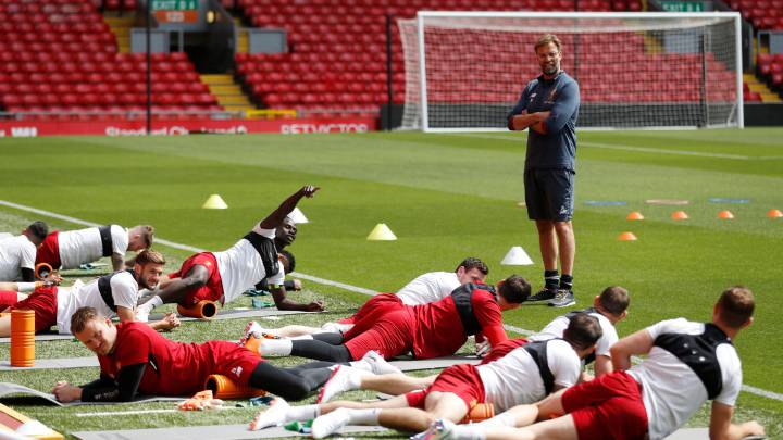 Jürgen Klopp junto a sus jugadores durante un entrenamiento.