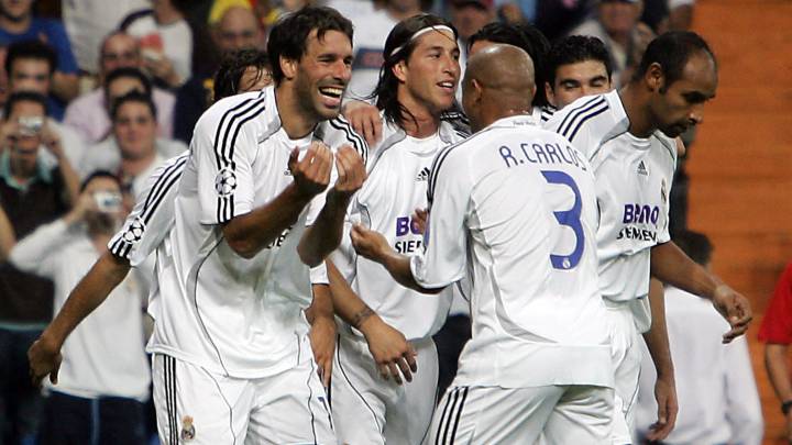 Van Nistelrooy y Roberto Carlos celebran el gol del holandés al Dínamo de Kiev haciendo el gesto de acunar a un bebé.